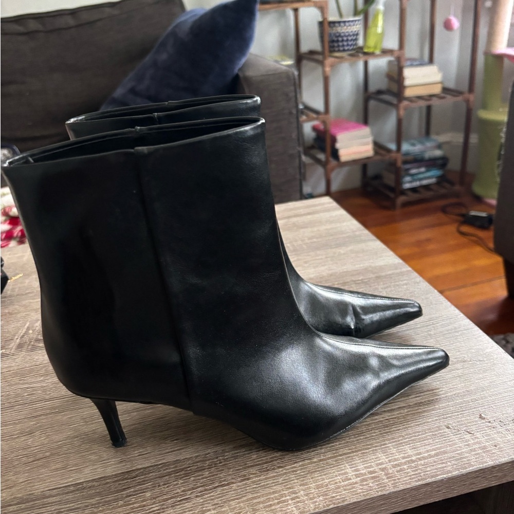 Black Heeled Boots with Smooth Leather and Pointed Toe